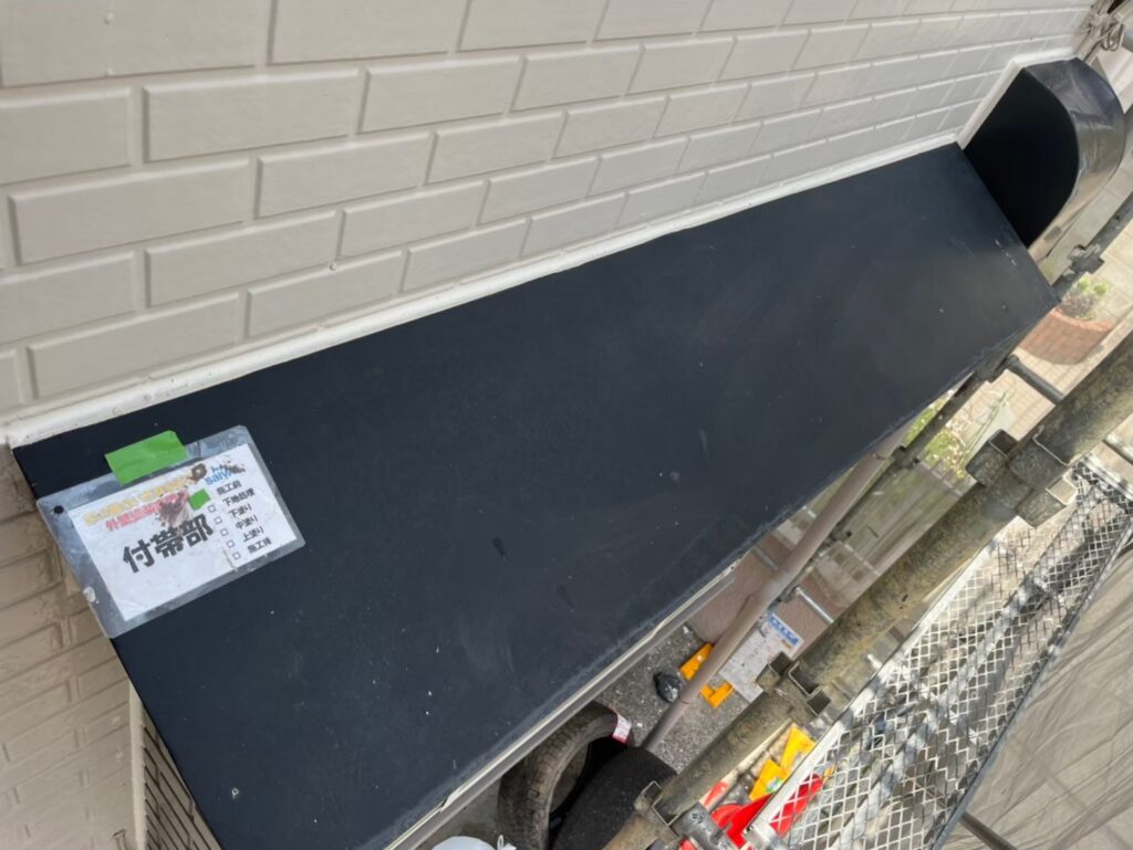 色褪せやサビが見られる庇の施工前の状態