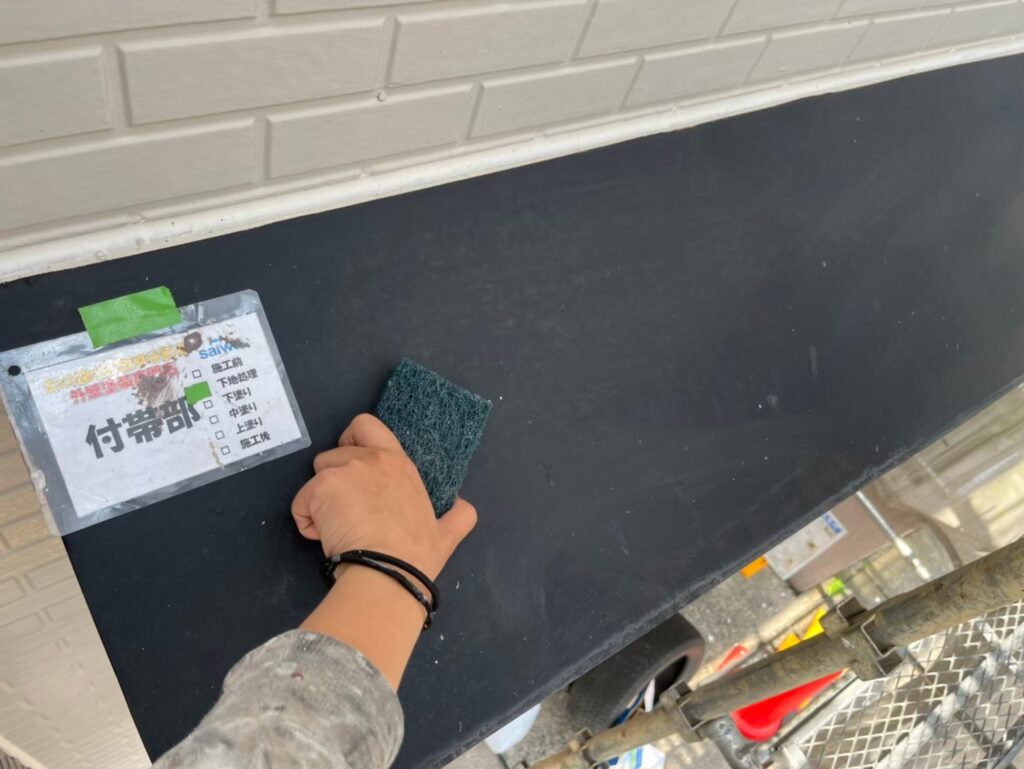 庇の塗装前にサビや汚れを除去するケレン作業