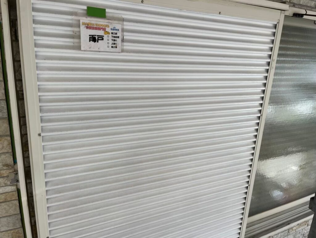 色褪せやサビが見られる雨戸の施工前の状態
