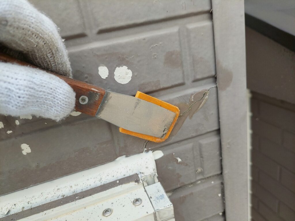 エポキシ樹脂による外壁ひび割れ補修作業