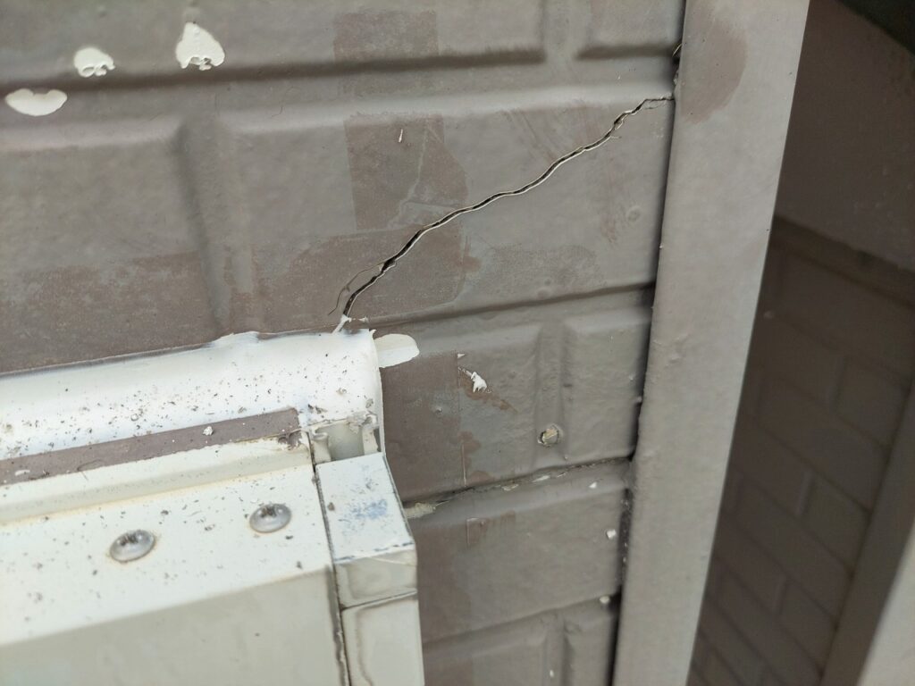 外壁のひび割れ補修前の状態 雨漏り原因 クラック
