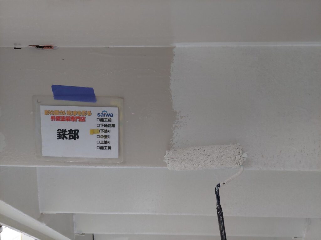 階段裏下塗り作業