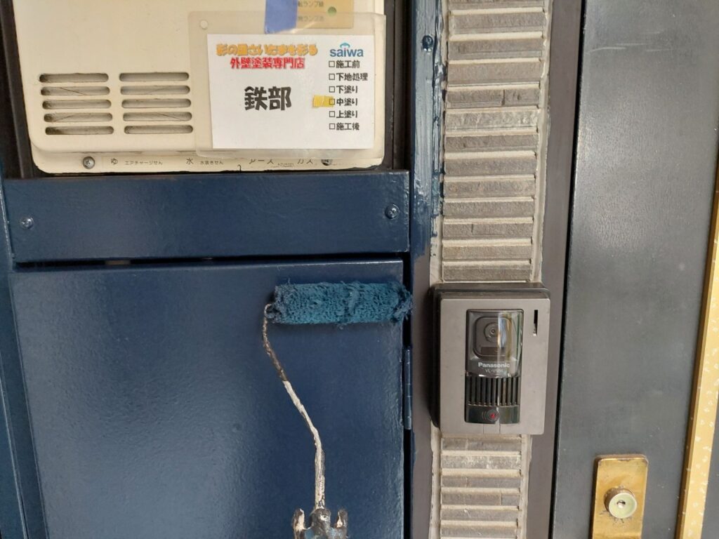 給湯器扉中塗り工程