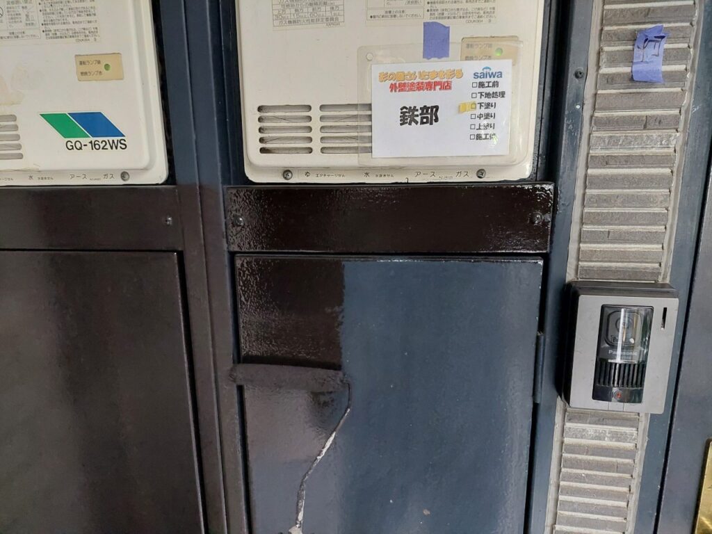 給湯器扉下塗り作業