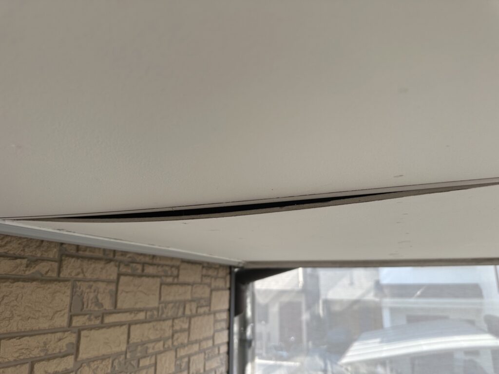 浮きや劣化が見られる軒天の補修前の状態