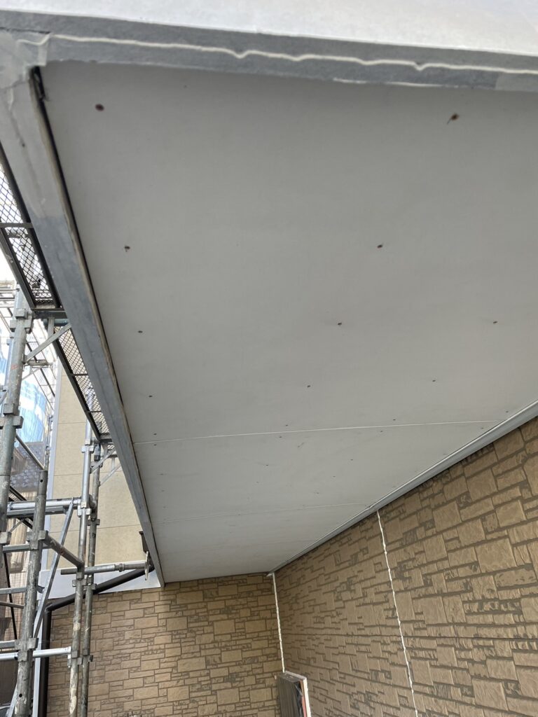 軒天補修後の状態。新しい板材でしっかり補強された様子