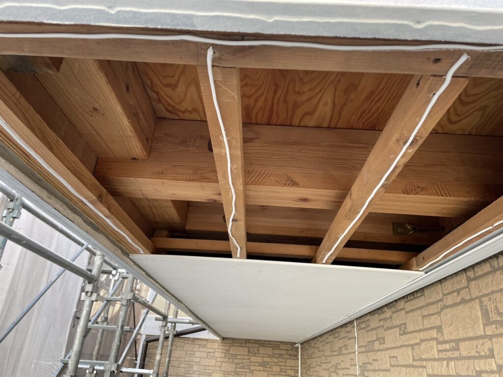 新しい軒天板を張り付ける補修作業