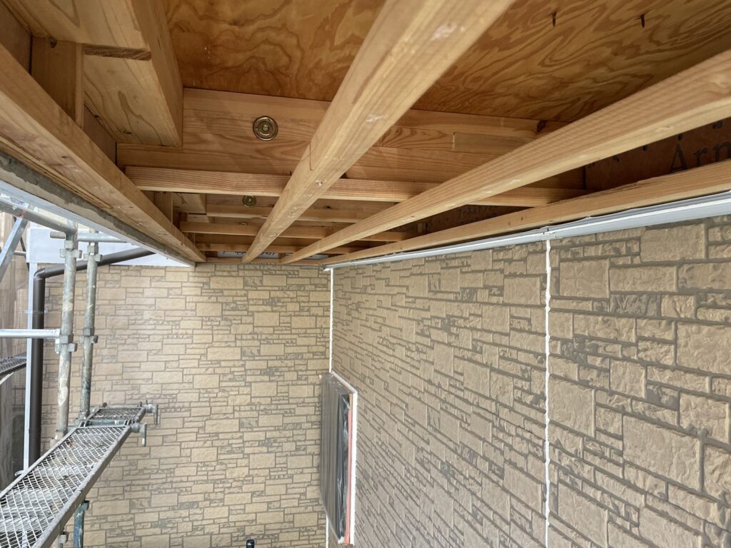 劣化した軒天の既存板を撤去する作業