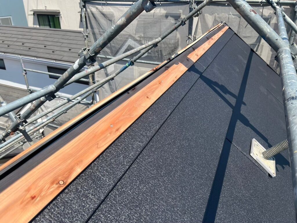 新しい屋根棟部分に貫板を取り付けている施工中の様子