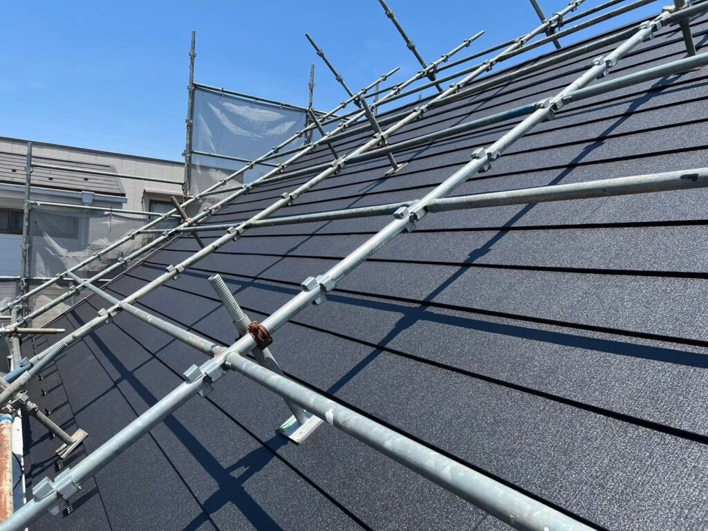 さいたま市で施工した屋根カバー工法の完成後 スーパーガルテクトの仕上がり