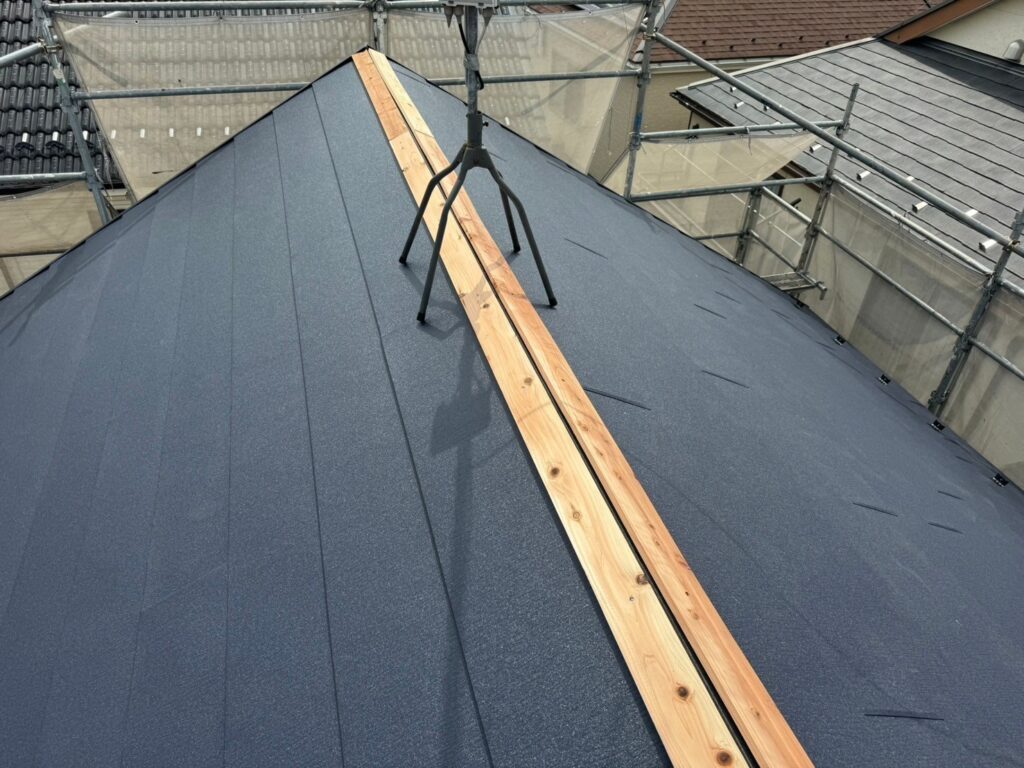 屋根の頂上部に新しい貫板を取り付けるカバー工法の工程