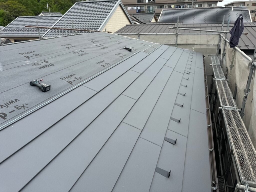 スーパーガルテクト(シェイドチャコール)を使用 高品質な施工で防水性を強化