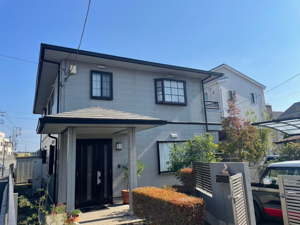 さいたま市西区 築28年の住宅 外壁塗装前の全景写真|経年劣化が見られる外壁の施工事例