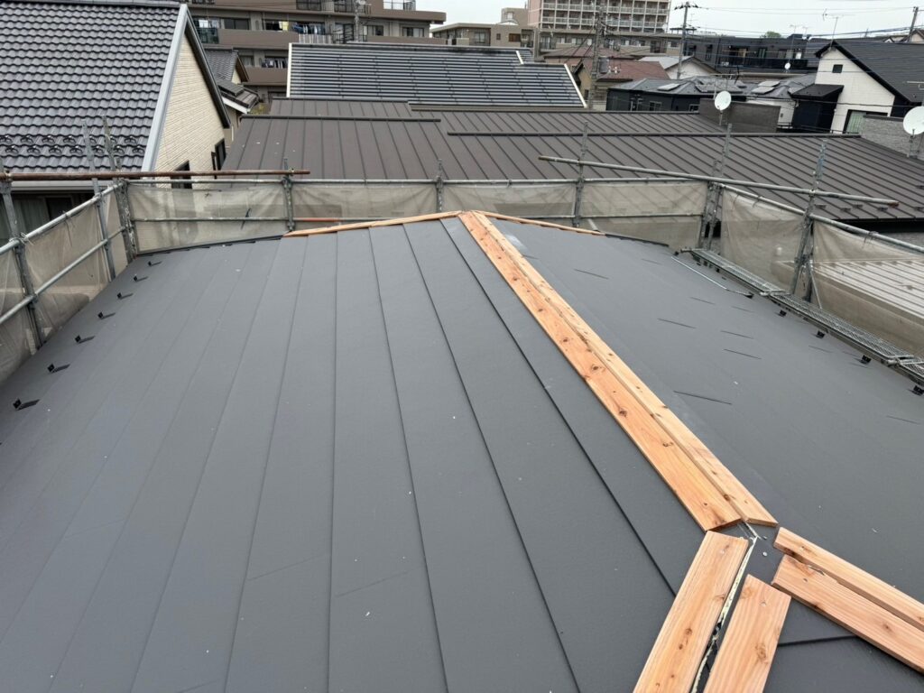 屋根構造を強化し、棟板金をしっかり固定するための高品質施工。