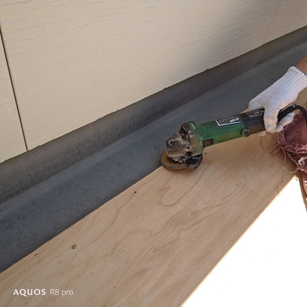 ベランダ防水改修 下地材貼り作業|新しい防水層の基礎を整える工程