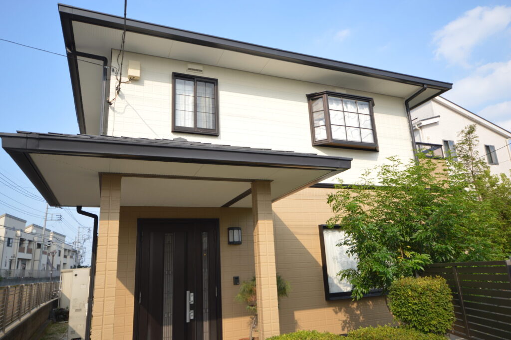 さいたま市西区 築28年の住宅 外壁塗装後の全景写真|ツートンカラーで仕上げた高品質施工事例