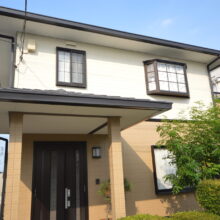 さいたま市西区 築28年の住宅 外壁塗装後の全景写真｜ツートンカラーで仕上げた高品質施工事例