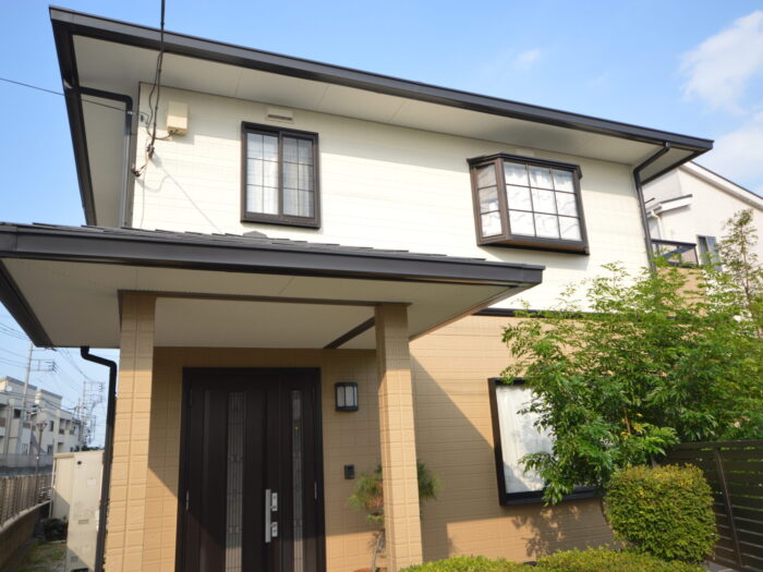 さいたま市西区 築28年の住宅 外壁塗装後の全景写真｜ツートンカラーで仕上げた高品質施工事例