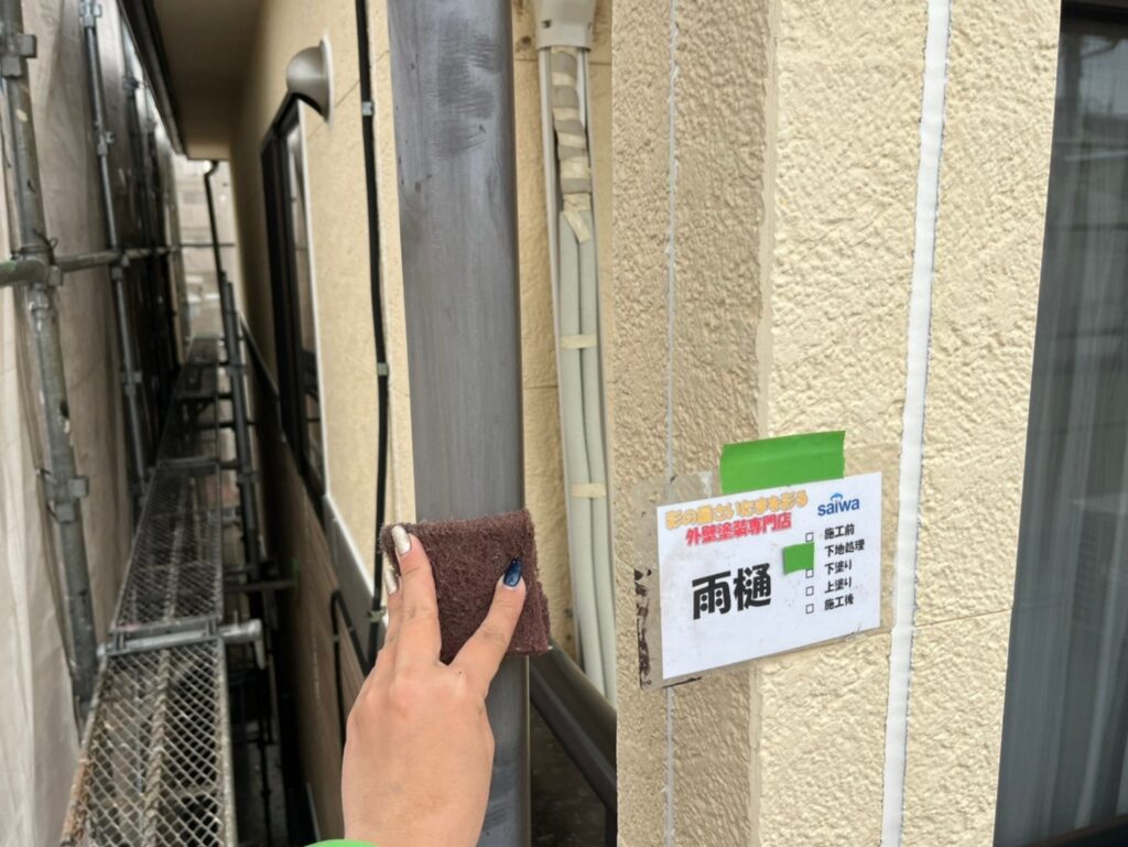 塗装前に汚れや旧塗膜を除去し、塗料の密着性を高める丁寧な下地処理。