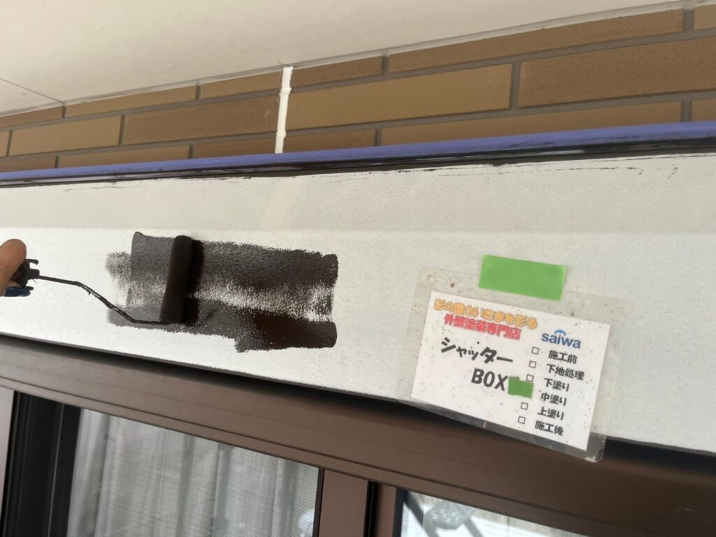 高品質塗料を使用し、色と艶を整える中塗り工程 さいたま市の施工事例