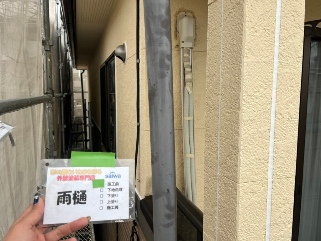 劣化や色あせが進行した雨樋。さいたま市の雨漏り防止・外壁塗装施工事例。