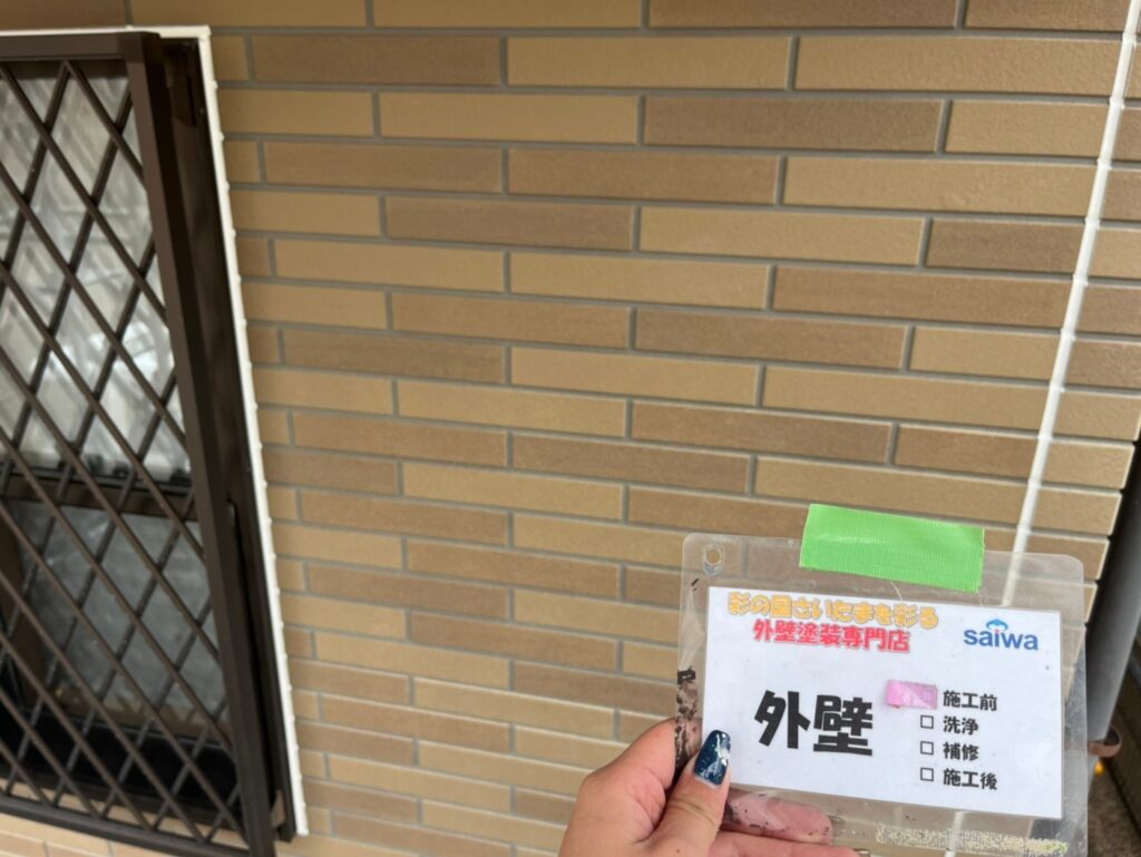 さいたま市での外壁リフォーム施工事例。色褪せと汚れが目立つ状態を丁寧に診断