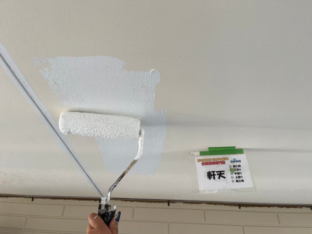 高品質下塗り材を使用し、塗膜の密着性を高める丁寧施工。