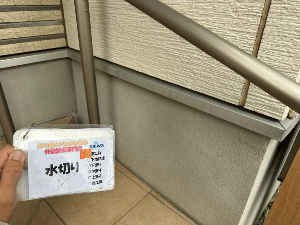 水切りの塗装前の状態|劣化やサビが見られるさいたま市の施工事例