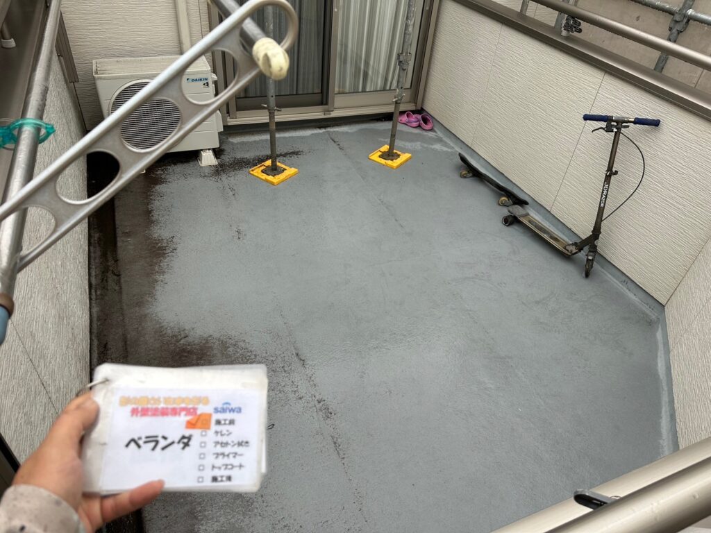 ベランダ防水施工前の写真|経年劣化や汚れが目立つさいたま市の施工事例