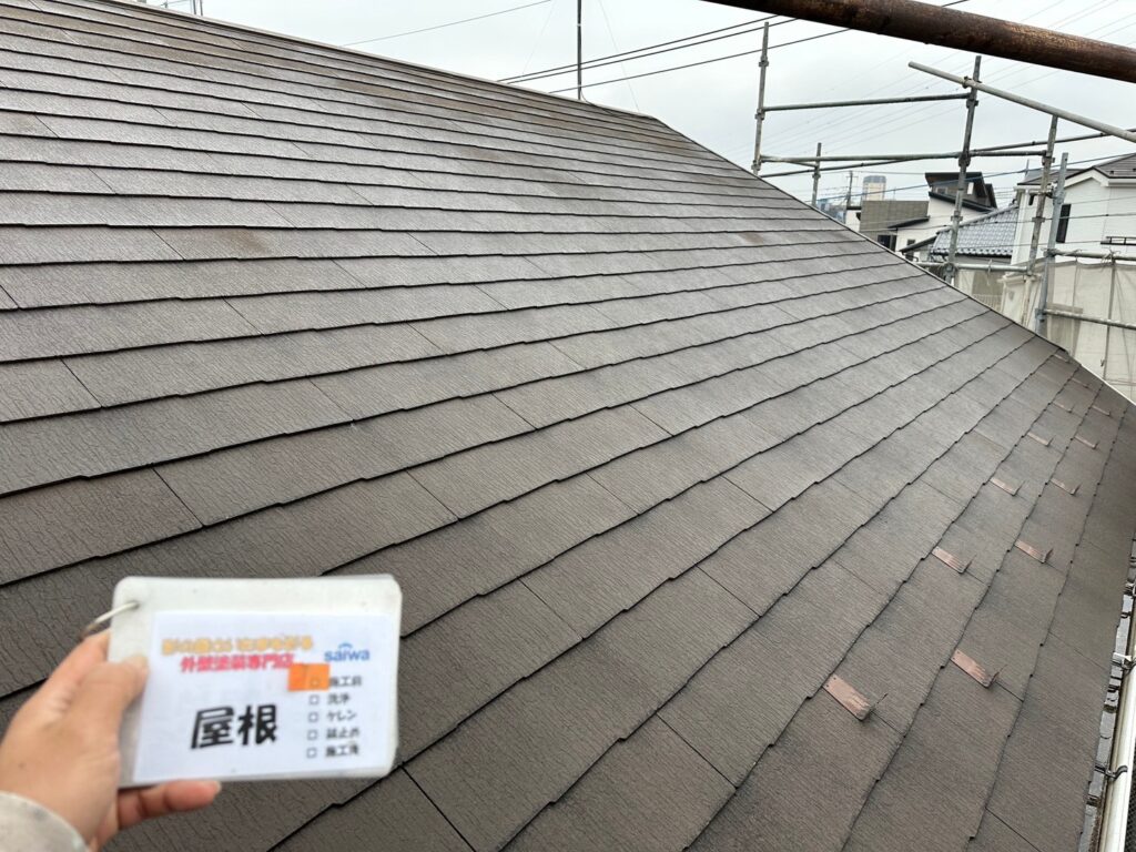 屋根塗装前の状態 色あせや汚れが見られるスレート屋根|さいたま市浦和区の施工事例