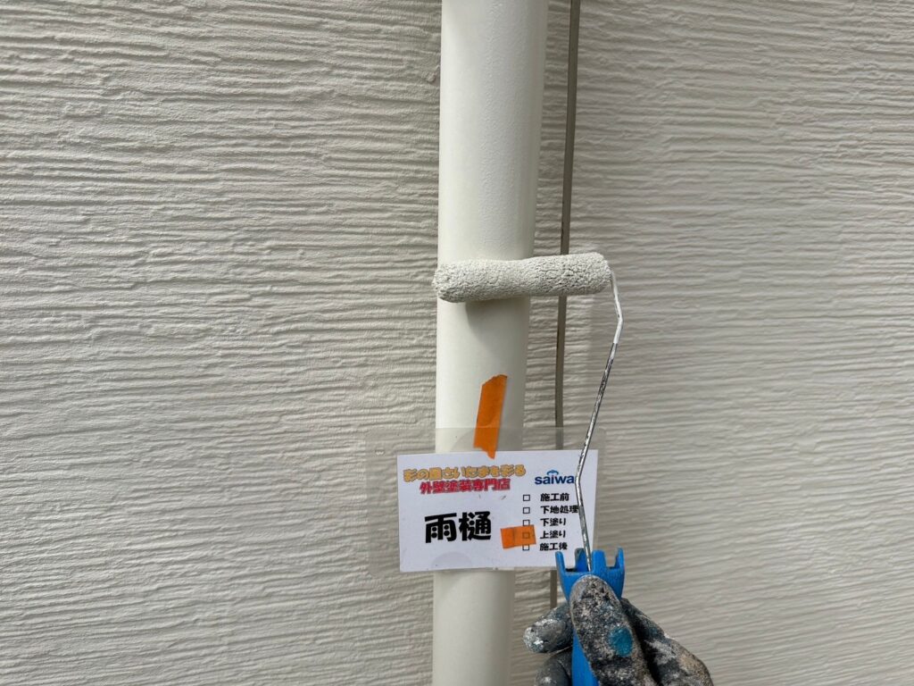 雨樋の上塗り作業|艶と耐候性を高める高品質塗装