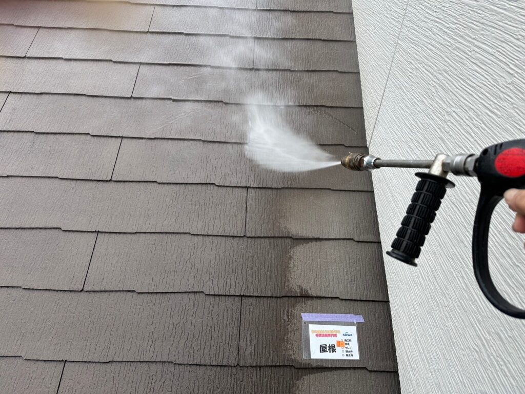 高圧洗浄で屋根表面の汚れやコケを除去|塗装前の下地処理工程