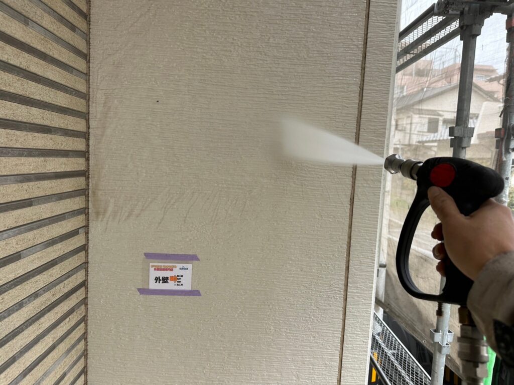 高圧洗浄で外壁の汚れや旧塗膜を除去する作業|塗料の密着を高める下地処理