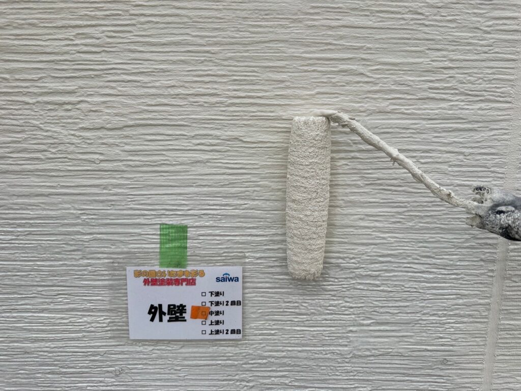 GAINA 25-80Bで外壁中塗り作業|断熱・遮熱性能を高める塗装工程