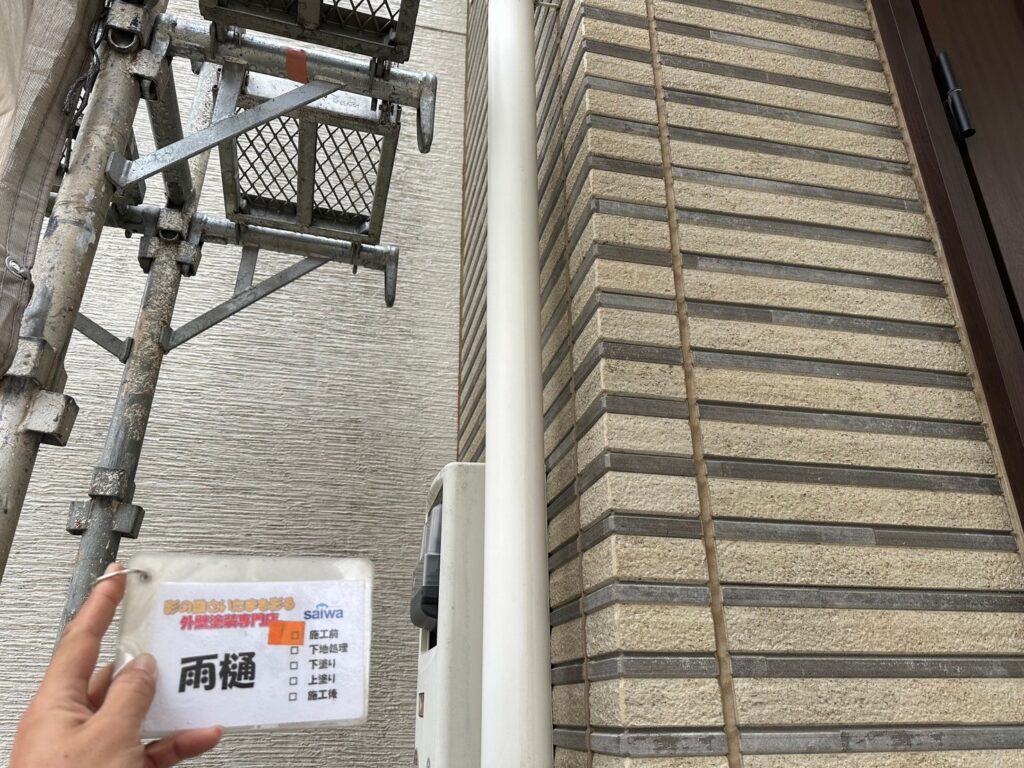 雨樋の汚れや色あせが目立つ施工前の写真|さいたま市の外壁塗装施工事例