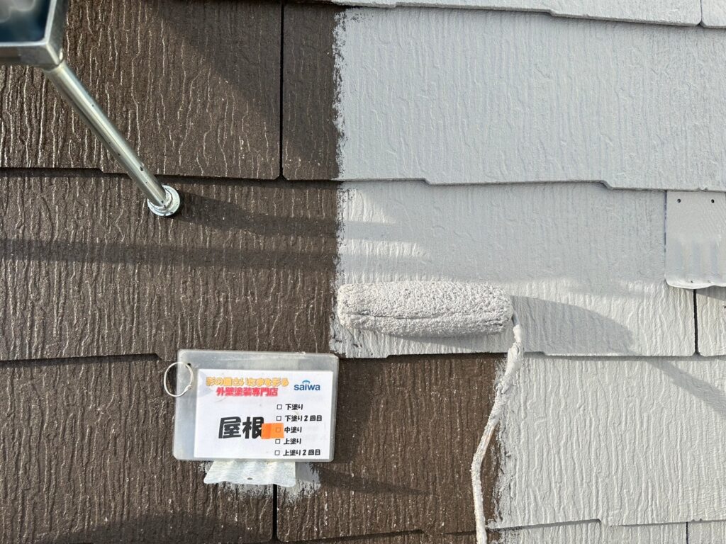 屋根の下塗り作業 塗料の密着を高めるシーラー塗布工程