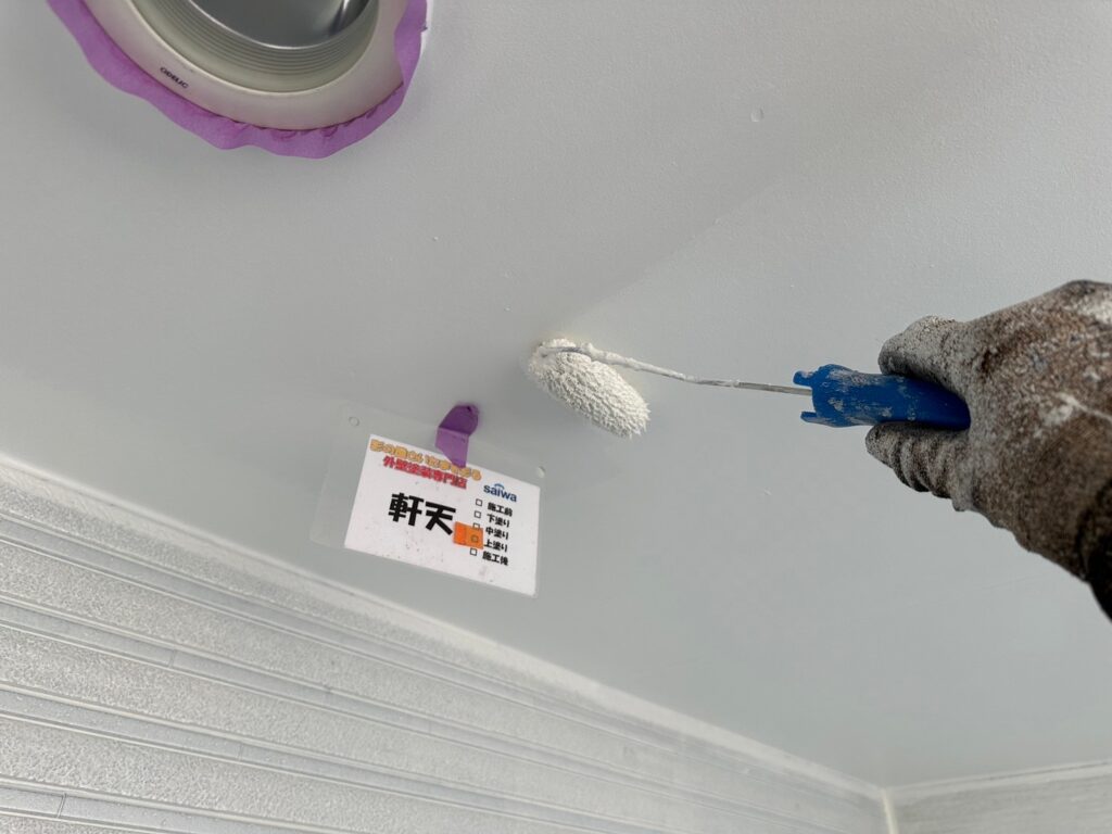 軒天の上塗り作業|均一でムラのない丁寧な仕上げ