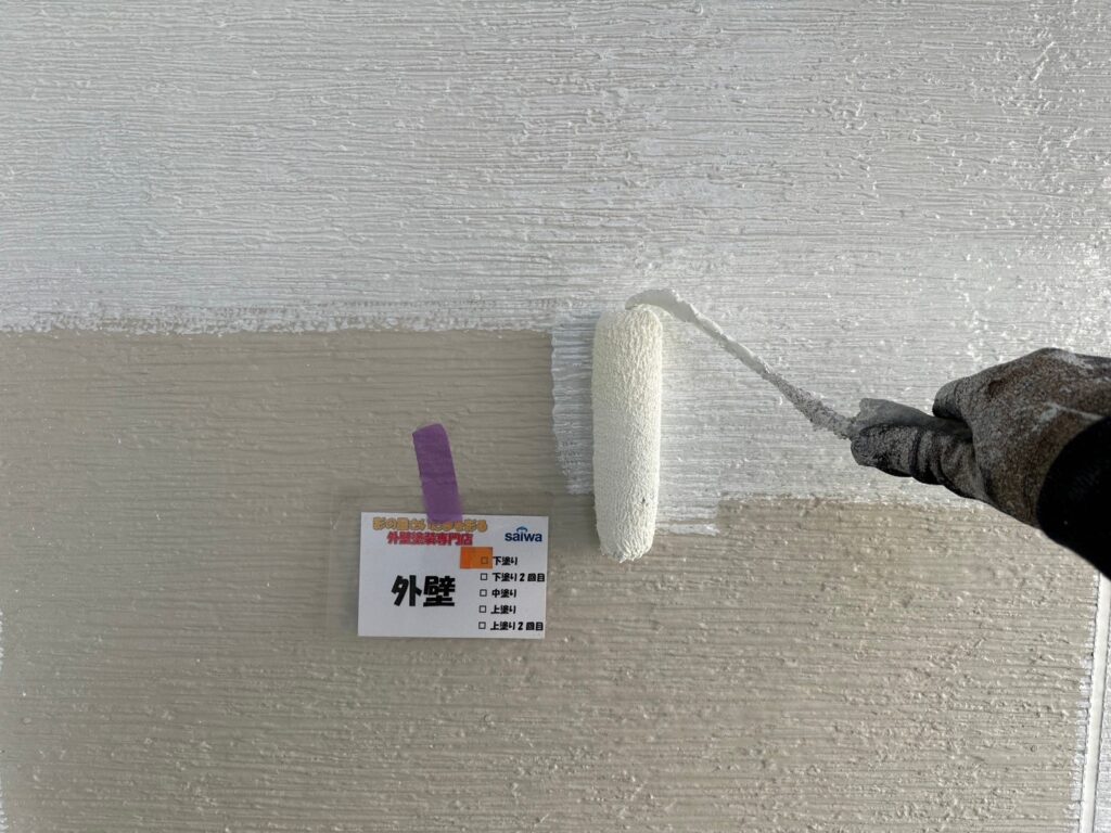外壁の下塗り作業 GAINA塗装の密着を高める下地処理工程