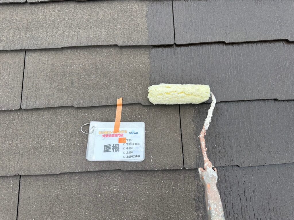 屋根の下塗り作業 塗料の密着を高めるシーラー塗布工程