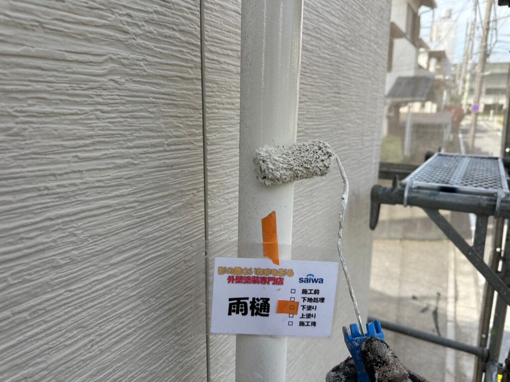 雨樋の下塗り作業|塗料の密着を強化し耐久性を高める下地処理