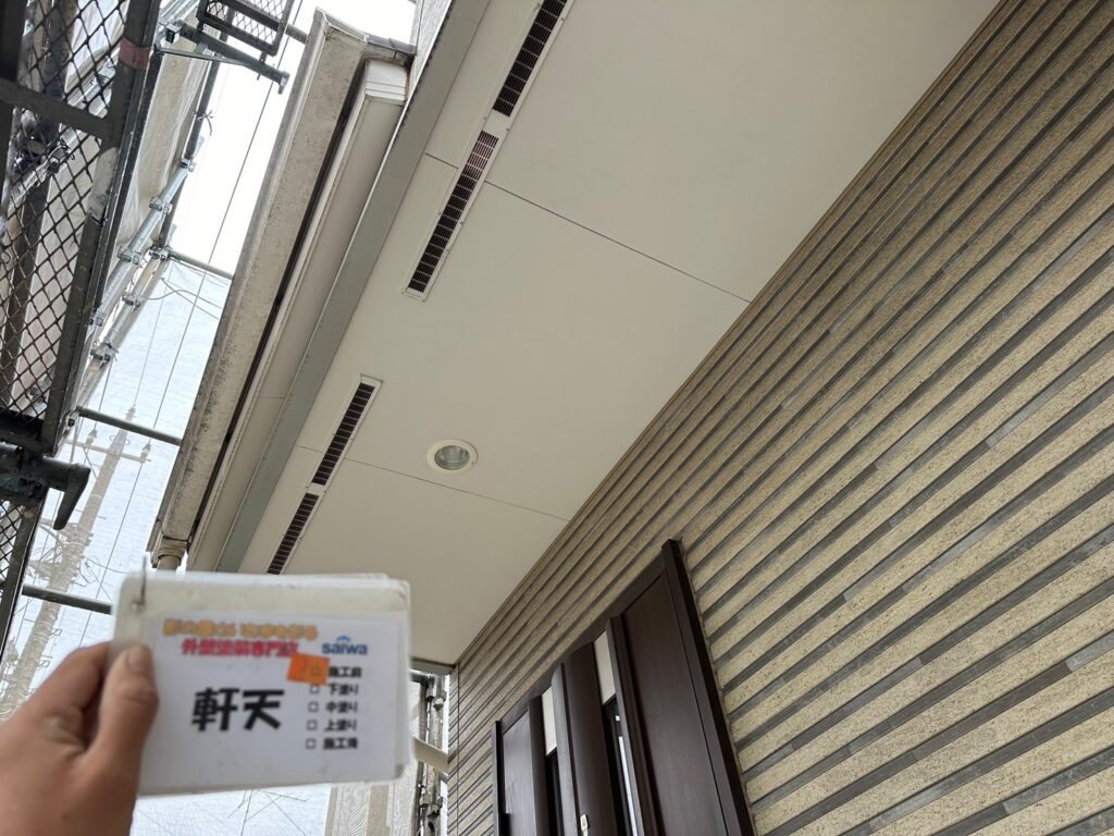 軒天の汚れや色あせが見られる施工前写真|さいたま市の外壁塗装施工事例