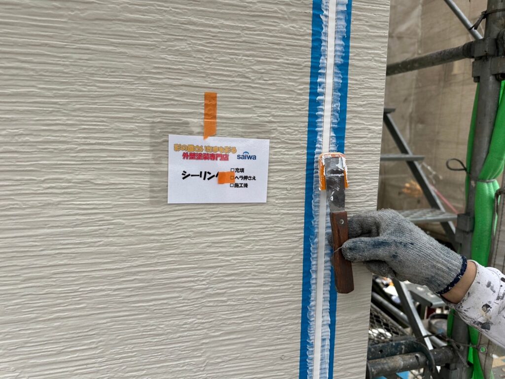 シーリング材のヘラ押さえ仕上げ作業|表面を整え高品質な防水仕上げに