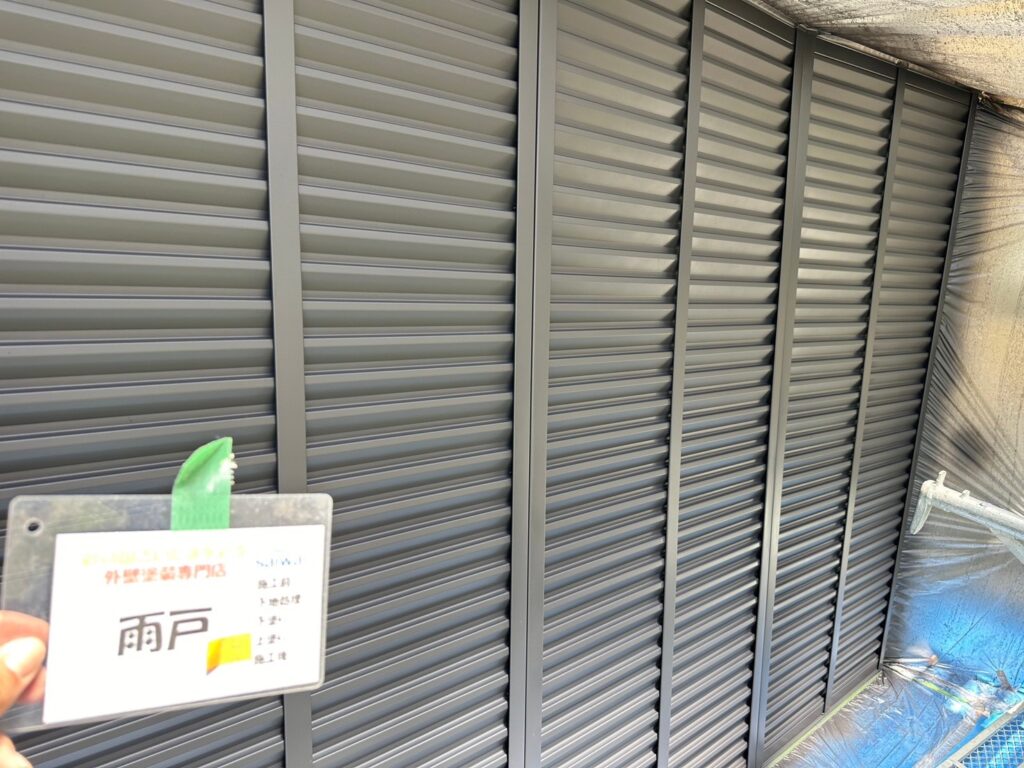 雨戸の上塗り作業|高耐候性塗料で艶のある美しい仕上がりに