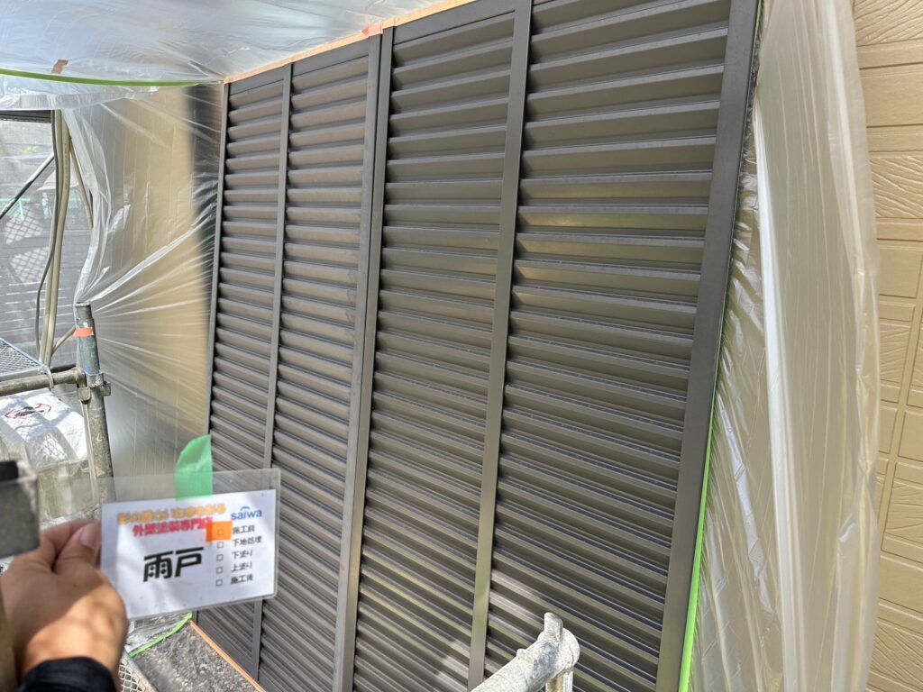 色あせやサビが見られる雨戸の施工前写真|さいたま市の外壁塗装施工事例