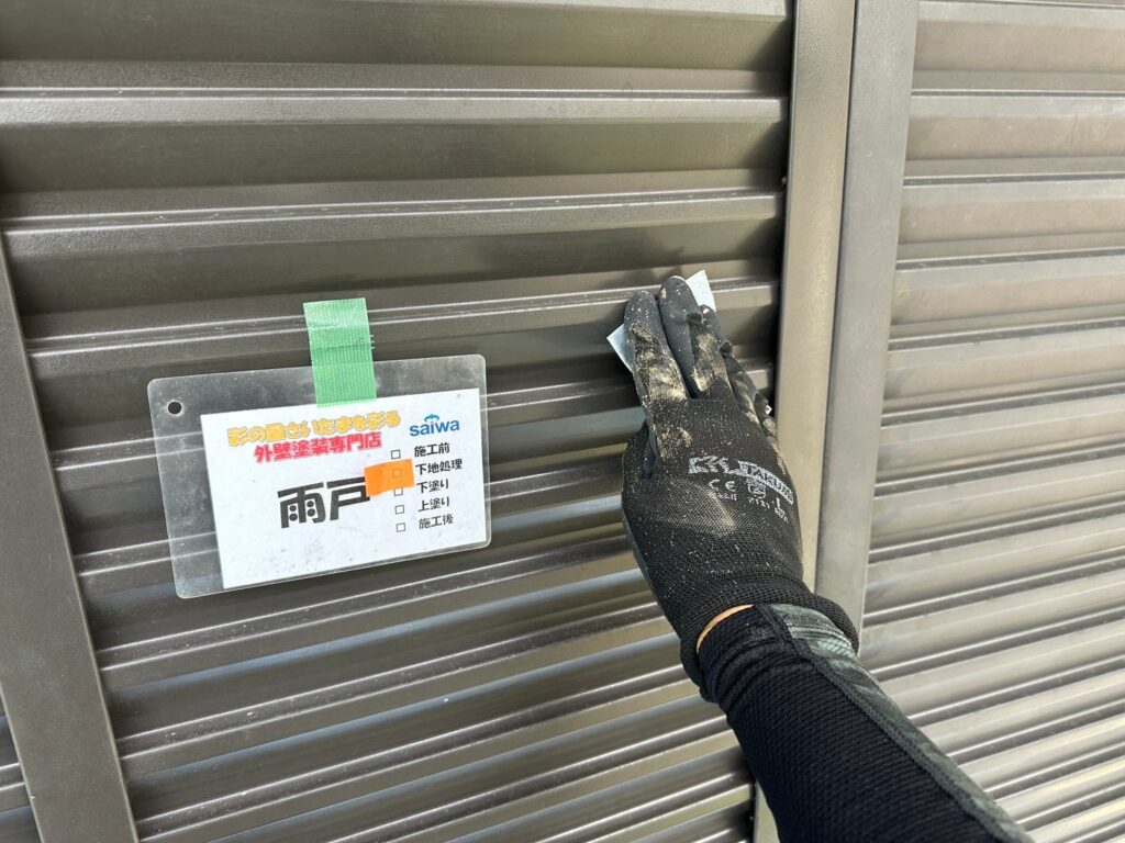 塗膜が劣化して光沢が失われていました。防錆性を取り戻すため、ケレン掛けから丁寧に塗り替えを行います。