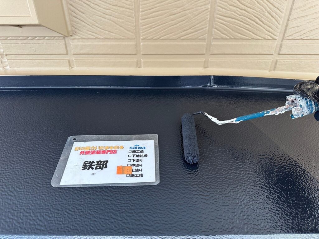 出窓の上塗り作業|高耐候性塗料で美観と防水性を両立