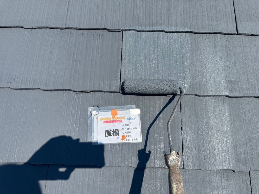 GAINA(ガイナ)N-40による屋根の上塗り仕上げ。高反射・断熱性能で夏場の室温上昇を抑制。さいたま市の高品質屋根塗装。