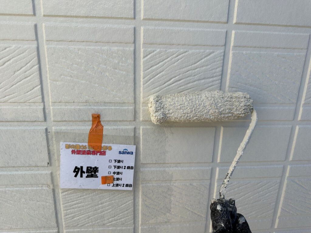 パーフェクトトップ(ND-174・3分艶)による上塗り作業。高耐候塗料で色あせや汚れに強く、艶を抑えた落ち着いた外観に仕上げ。