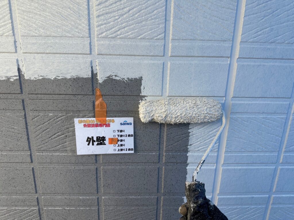 パーフェクトトップ(ND-174・3分艶)で外壁の中塗りを施工中。高耐候性・防汚性に優れた塗料で、色ムラのない均一な塗膜を形成。