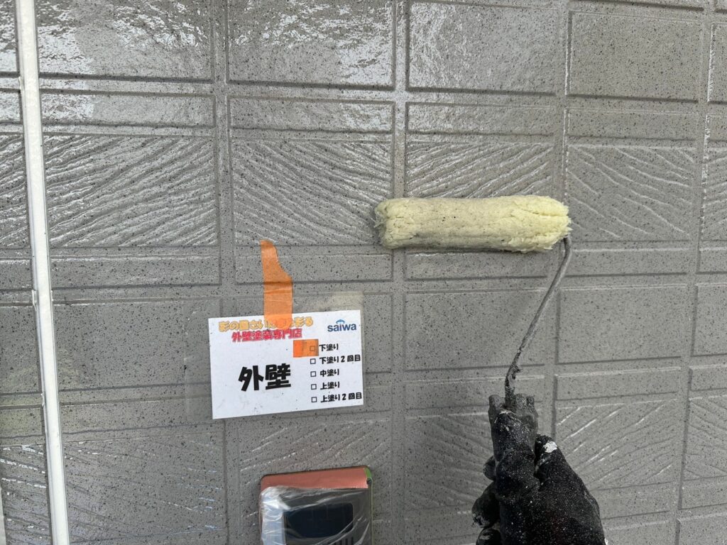 さいたま市の外壁塗装で下塗り作業中。密着性を高める専用下塗り材を使用し、パーフェクトトップ(ND-174・3分艶)の発色と耐久性を確保。